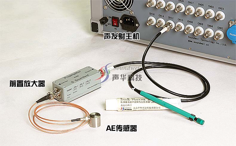 声发射传感器具有较高的输出阻抗,输出信号电流微弱,不适合长距离传输,在应用时应连接前置放大器,将信号放大后再输出到采集卡或示波器。由于前置放大器需要直流电源供电,故在连接不同的采集设备时,应提供适合的供电。 1、与专用声发射采集卡的连接 国内销售的声发射主机(声华、PAC、Vallen等)都具备对前置放大器提供28V供电的能力,所以传感器连接前放后,可将前放输出端直连采集卡输入端即可使用。连接示意图如下: 2、在通用数据采集卡上的使用方法 用户选用第三方通用数据采集卡或示波器时,这些采集设备没有供电